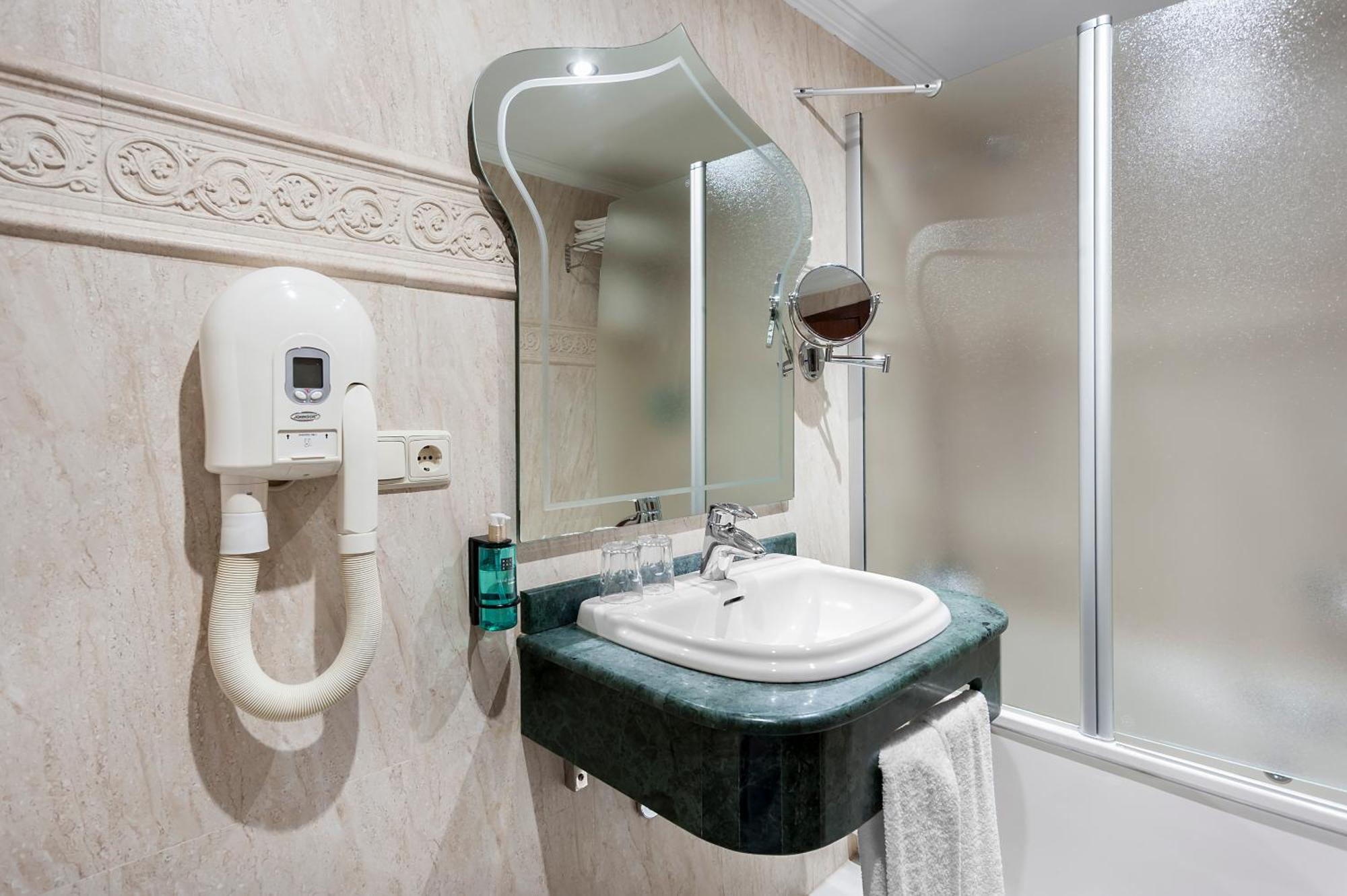 Deluxe Double or Twin Room Spa Bath